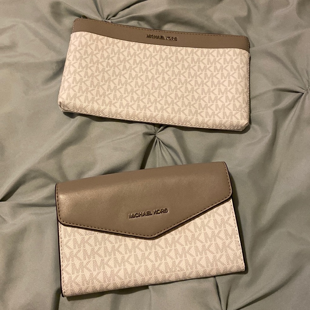Michael kors wristlet set